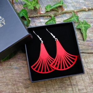 Boucles oreilles art déco grand éventail rouge en bois