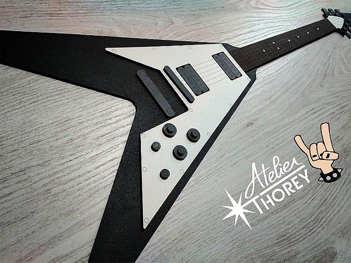 Guitare électrique flying en bois (déco murale) : Atelier Thorey