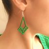 Boucles d'oreilles art déco vert émeraude portées