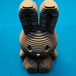 Assemblage de la tirelire lapin en carton 3D