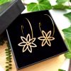 Boucles d'oreilles créoles spirographe petite fleur bois brut