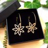 Boucles d'oreilles créoles spirographe petite fleur bois brut