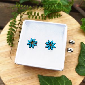 Puces d'oreilles flocons en bois bleu iridescent