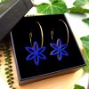 Boucles d'oreilles créoles spirographe petite fleur bleu