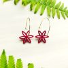 Boucles d'oreilles créoles spirographe petite fleur rouge